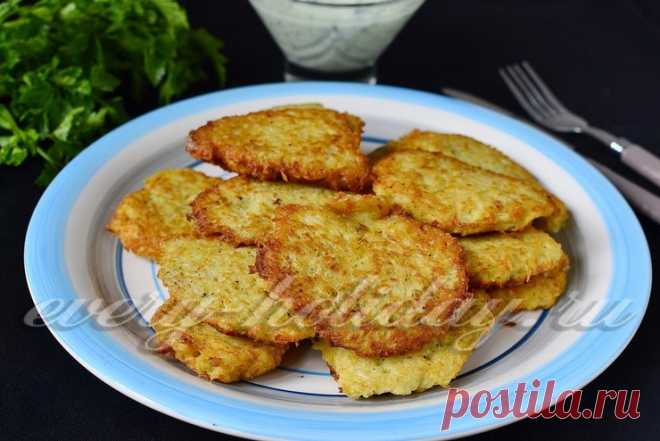 Драники из сельдерея и картофеля-- ½ кг сельдерея корневого,
- ½ кг сырого картофеля,
- 2 куриных яйца,
- 50 грамм пшеничной муки,
- 1 стол. ложка лимонного сока,
- 2 зубчика чеснока,
- поваренная соль, 
- черный молотый перчик,
- рафинированное масло.