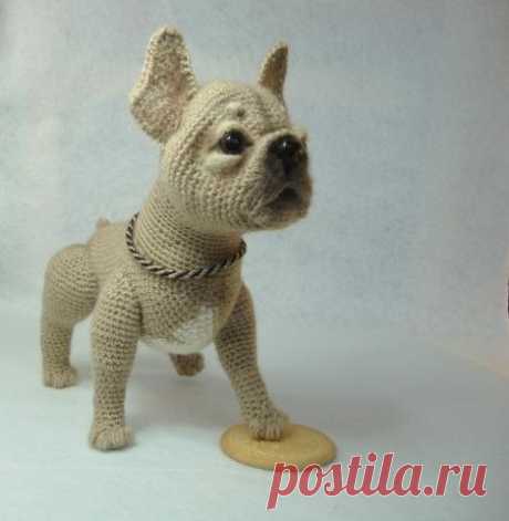 #схемы #описание #вязание_крючком
Автор: Ауринка.
Бульдог
Что понадобится: 
• крючок (или спицы, по желанию) 
• наполнитель 
• игла для валяния 
• немного шерсти для валяния, близкой по тону основным ниткам 
• тонкая проволока для ушек и проволока для каркаса лапок 
• пластика для носа и глаз или готовые носик и бусины 
по желанию – масляная пастель для тонировки 
• Нитки: мохеросодержащие или гладкие. 

Мой песик связан нитками 
• Rose от Novita (30% мохер, 70% акрил, 190...