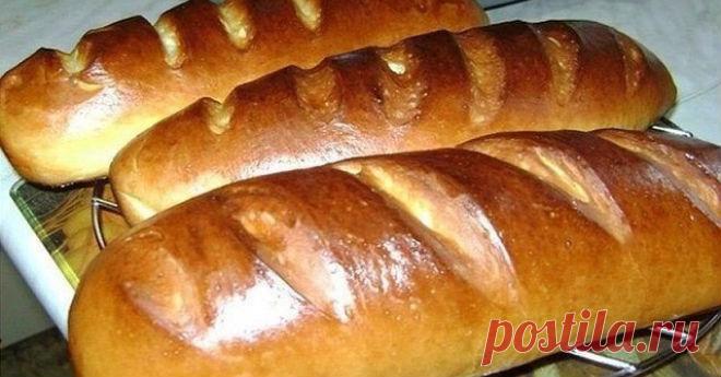 Хлеб в магазине не покупаю — домашние батоны за 30 минут! - Готовим вкусно! Ингредиенты: 250 г муки 6 г сухих дрожжей 4 г соли 30 г сливочного масла масла или маргарина 100 мл молока 50 мл воды Для смазывания верха: 1 желток 5 г молока. Приготовление: Смешиваем все сухие ингредиенты, добавляем маргарин, молоко и воду. Замешиваем мягкое тесто. Формируем шар и кладем в миску или кастрюлю и накрываем крышкой, ставим в тепло на 90 минут. Обминаем и оставляем еще на 10 минут. Д...