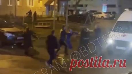 Мигранты избили сотрудников скорой помощи в Уфе. Массовая драка между мигрантами и сотрудниками скорой помощи произошла в центре Уфы, возбуждено уголовное дело. Об этом сообщает пресс-служба МВД Башкирии в Telegram-канале. По предварительным данным, драка в Ленинском районе возле ...
