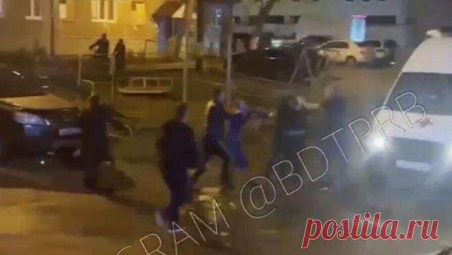 Мигранты избили сотрудников скорой помощи в Уфе. Массовая драка между мигрантами и сотрудниками скорой помощи произошла в центре Уфы, возбуждено уголовное дело. Об этом сообщает пресс-служба МВД Башкирии в Telegram-канале. По предварительным данным, драка в Ленинском районе возле ...