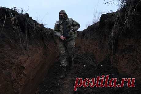 Военный ВСУ рассказал о новой проблеме украинских войск. Военный Вооруженных сил Украины (ВСУ) Петр рассказал о новой проблеме украинских войск. «Cейчас становится сложнее из-за дождя и легкого мороза. Тут болото, но сегодня немного подсохло», — рассказал Петр. Для расчистки затопленных траншей украинские военные используют ведра, отмечается в статье.