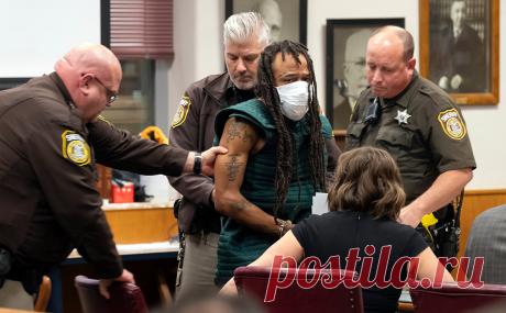 Наехавшему на людей в США предъявили обвинения на пять пожизненных. Дэррел Брукс наехал на толпу участников рождественского парада в городе Уокешо (штат Висконсин). Там погибли шесть и пострадали более 60 человек. Теперь ему грозит пять пожизненных заключений