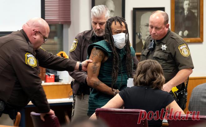 Наехавшему на людей в США предъявили обвинения на пять пожизненных. Дэррел Брукс наехал на толпу участников рождественского парада в городе Уокешо (штат Висконсин). Там погибли шесть и пострадали более 60 человек. Теперь ему грозит пять пожизненных заключений