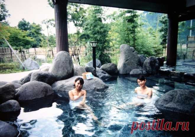 Советы как себя вести в японской бане

Так как Япония расположена в регионе, где повышена вулканическая активность, то не удивительно, что здесь имеется большое число природных источников горячей воды. Такие источники могут быть очень полезны для вашего здоровья и благотворно действовать на психическое состояние. Если вы собираетесь посетить Японию, то обязательно побывайте у горячих источников ведь, помимо прочего, это также и отличное место для знакомства с культурой Япо...
