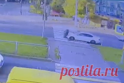 Российский самокатчик на скорости столкнулся с авто, подлетел в воздух и попал на видео