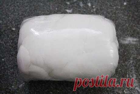 Холодный фарфор в домашних условиях
Понадобится:
1 стакан кукурузного крахмала
1 стакан клея ПВА
2 ст. ложки уксуса
2 ст. ложки детского лосьона
1) Смешиваем жидкие ингредиенты;
2) Добавляем крахмал;
3) Перемешиваем до однородной массы;
4) Нагреваем на медленном огне, постоянно перемешивая;
5) Масса готова, когда она начинает образовывать комки и легко отстает от посуды;
6) Расстелите пищевую пленку и смажьте детским лосьоном, это будет препятствовать прилипанию к рабочей поверхности и рукам;