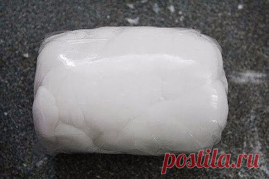 Холодный фарфор в домашних условиях
Понадобится:
1 стакан кукурузного крахмала
1 стакан клея ПВА
2 ст. ложки уксуса
2 ст. ложки детского лосьона
1) Смешиваем жидкие ингредиенты;
2) Добавляем крахмал;
3) Перемешиваем до однородной массы;
4) Нагреваем на медленном огне, постоянно перемешивая;
5) Масса готова, когда она начинает образовывать комки и легко отстает от посуды;
6) Расстелите пищевую пленку и смажьте детским лосьоном, это будет препятствовать прилипанию к рабочей поверхности и рукам;