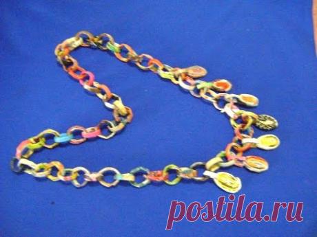 Collar con hojas de revista / Necklace with leaves Magazine