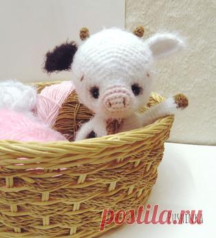 Коровка Полечка амигуруми. Схемы и описания для вязания игрушек крючком! Бесплатный мастер-класс от Анастасии Гаранкиной по вязанию коровки по имени Полечка. Высота вязаной крючком игрушки около 14 см. Для изготовления тако…