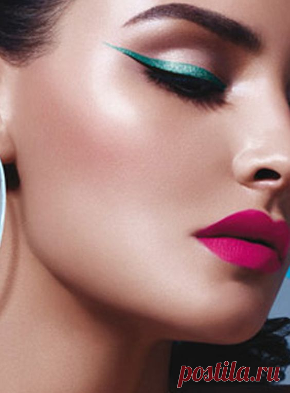 Double eyeliner teal blue and black with bright pink lips