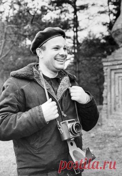 🚀 Поздравляем с Днём космонавтики! Ровно 60 лет назад, апрельским утром 1961 года, Юрий Гагарин впервые в мире совершил орбитальный облёт нашей планеты. Полёт продолжался 108 минут – в 09:07 по московскому времени «Восток» стартовал с Байконура, а в 10:55 Гагарин приземлился в Саратовской области, в двух километрах от берега реки Волги. Мир о произошедшем узнал лишь в 14:30 из радиообращения.