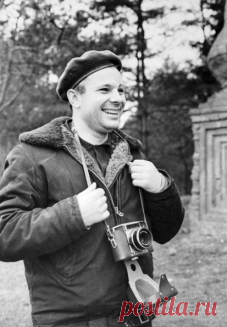 🚀 Поздравляем с Днём космонавтики! Ровно 60 лет назад, апрельским утром 1961 года, Юрий Гагарин впервые в мире совершил орбитальный облёт нашей планеты. Полёт продолжался 108 минут – в 09:07 по московскому времени «Восток» стартовал с Байконура, а в 10:55 Гагарин приземлился в Саратовской области, в двух километрах от берега реки Волги. Мир о произошедшем узнал лишь в 14:30 из радиообращения.