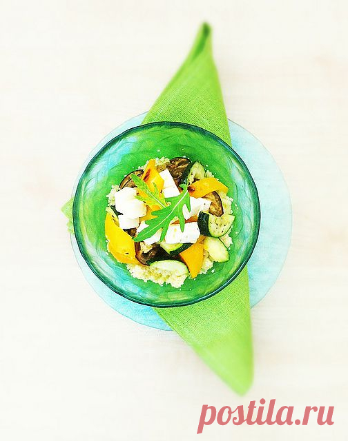 Теплый салат с запечеными овощами и кус-кусом (Куску́с, кус-кус — блюдо, изготавливаемое из крупы, магрибского или берберского происхождения; также кускусом называют саму крупу.)