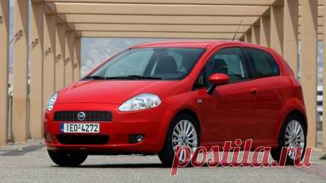 Fiat Grande Punto с пробегом: двери с бахромой и капризы электроусилителя Grande Punto – типично итальянская машина. Комфорт тут явно принесен в жертву низкой стоимости, поэтому не надо удивляться высокой нише багажника, простеньким опорам стоек подвески, отсутствию нормаль...