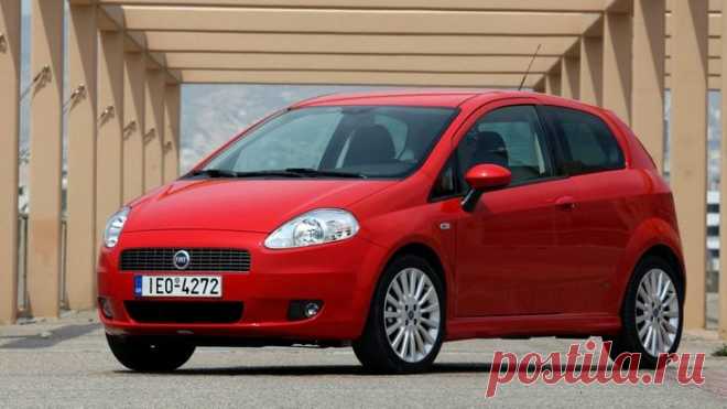 Fiat Grande Punto с пробегом: двери с бахромой и капризы электроусилителя Grande Punto – типично итальянская машина. Комфорт тут явно принесен в жертву низкой стоимости, поэтому не надо удивляться высокой нише багажника, простеньким опорам стоек подвески, отсутствию нормаль...