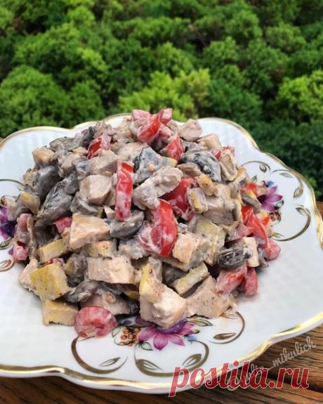 Рецепт салата 
⠀
 Ингредиенты:
⠀
1. Куриное филе - 400 г
2. Лук - 150 г (2 средние луковицы)
3. Шампиньоны - 350 г
4. Яйца - 4 шт
5. Помидоры 200 г (5 небольших помидорок)
6. Майонез
7. Соль, перец
⠀
 Приготовление:
⠀
1. На растительном масле обжарьте филе до готовности, остудите мясо и нарежьте кубиком.
2. Мелко нарежьте лук и обжарьте его на растительном масле до мягкости.
3. Добавьте к луку очищенные и нарезанные грибы и обжарьте их до готовности. Добавьте соль, перец.
...