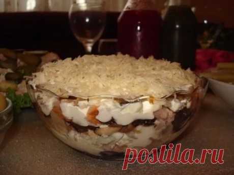 Пикантный салат с курицей и черносливом станет украшением вашего стола.