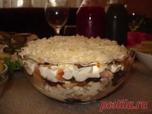 Пикантный салат с курицей и черносливом станет украшением вашего стола.