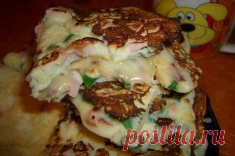 Быстрая лепешка с сыром и сарделькой
