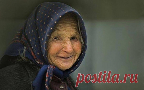 Учила бабушка меня: 
«Нет, не течёт вода под камень, 
А в печке не зажжешь огня, 
Коль не заполнена дровами. 
А если сладко хочешь спать, 
Не уповай на Божью милость, 
Соломку надо подстилать, 
Да и следить, чтобы не сбилась. 
Не смей - чужого не бери! 
Своё – храни. Уж, как сумеешь. 
А слёзы вытри, не реви, 
От жалости к себе - слабеешь. 
У Бога много не проси, 
Но верь, что край придет – поможет. 
Гнев неразумный погаси, 
И на судьбу не злись, негоже. 
Не жди, что кто-то...