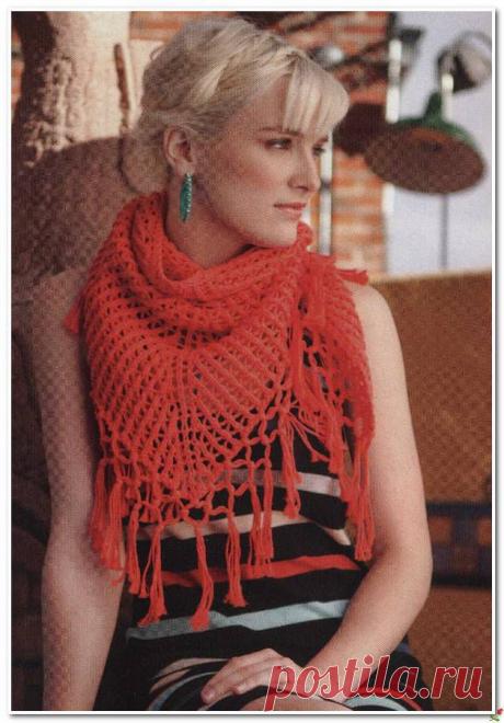 Красный платок-сеточка вязаный спицами.