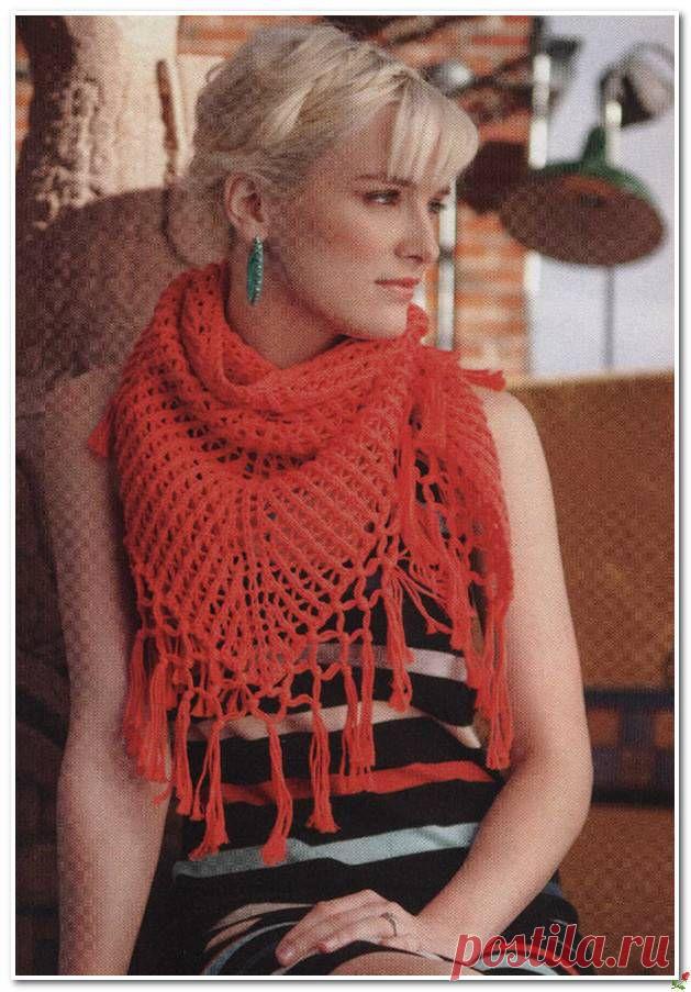 Красный платок-сеточка вязаный спицами.