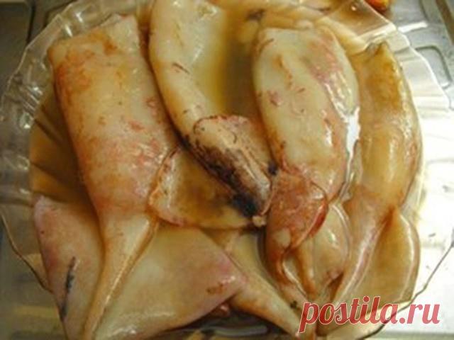 В лихие 90-е научили меня, как правильно готовить кальмары корейцы, что работали в ресторане. Кальмар разморозили. Не моем! Не чистим! На плите - ДВЕ кастрюли. 1. С кипящей водой. 2. Рядом - КАСТРЮЛЯ С ХОЛОДНОЙ ВОДОЙ. В кипящую воду закладываем