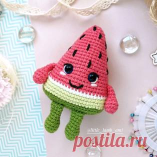 Арбузная долька амигуруми. Схемы и описания для вязания игрушек крючком! Бесплатный мастер-класс от Любы @little_lamb_ami по вязанию арбузной дольки. Высота вязаной крючком игрушки примерно 11 см. Для изготовления такого ми…