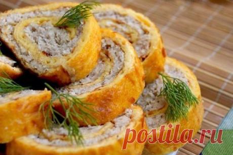 Закусочный рулет из омлета с куриным фаршем