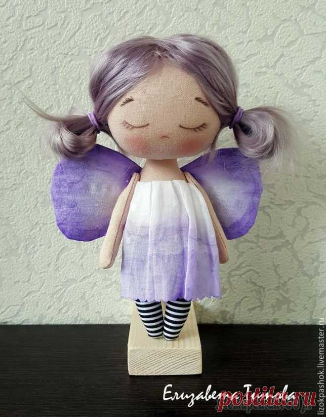 Красивые куклы своими руками Красивые куклы своими руками
Красивая кукла может быть не только любимой игрушкой маленькой девочки, но и оригинальным предметом декора. 
При этом вовсе не обязательно приобретать готовый вариант, вед...