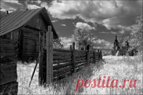 Андрей Дементьев

Когда душа твоя
устанет быть душой,
Став безразличной
к горести чужой,
И майский лес
с его теплом и сыростью
Уже не поразит
своей неповторимостью.
Когда к тому ж
тебя покинет юмор,
А стыд и гордость
стерпят чью-то ложь, —
То это означает,
что ты умер…
Хотя ты будешь думать,
что живешь.