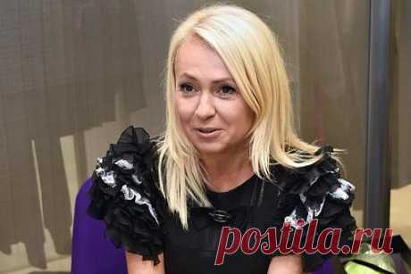 Рудковская рассказала о люксовом шопинге во время санкций. Российский продюсер Яна Рудковская рассказала о шопинге на фоне санкций, из-за которых из России ушли многие люксовые бренды. Знаменитость призналась, что не испытывает нехватки в дизайнерских предметах гардероба, поскольку ее ассистентка выкупает желаемые вещи в Дубае и Париже.