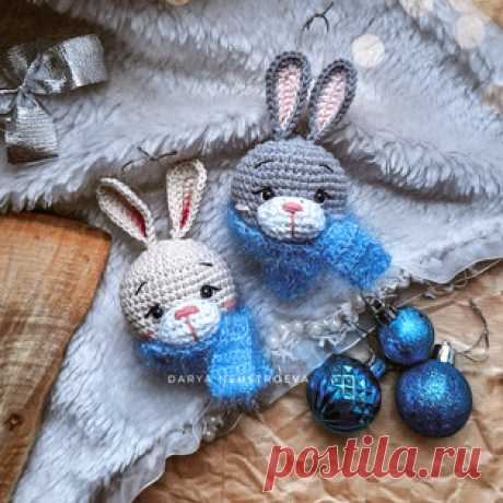 Шар зайка амигуруми. Схемы и описания для вязания игрушек крючком! Бесплатный мастер-класс от Дарьи Неустроевой по вязанию ёлочного шара в виде зайки крючком. Диаметр вязаной игрушки примерно 6 см. Для изготовления та…