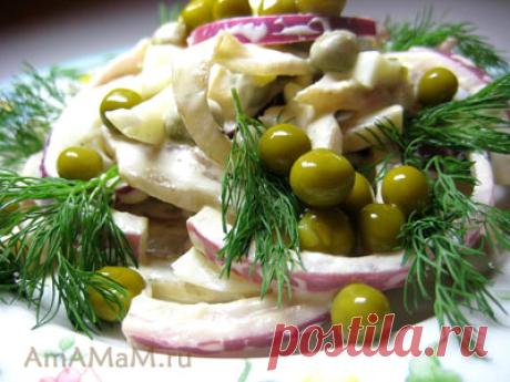 Салат из свиных ушек, яиц, лука и зеленого горошка