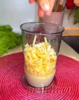 Топ-10 обалденных и вкусных салатов:
1. Салат из пекинской капусты
Такой салат получается очень вкусным и легким, а самое главное, 10 минут - и у вас готово шикарное блюдо.
Ингредиенты:
Пекинская капуста 300 г
помидор 2 шт
колбаса копченая 100 г
яйца вареные 2 шт
кукуруза 100г
укроп
майонез
соль и перец по вкусу
батон 4 кусочка
Приготовление:
1. Капусту вымыть, обсушить, порезать, помять с солью.
2. Помидоры, яйца, колбасу, зелень порезать.
3. Добавить кукурузу.
4. Батон п...