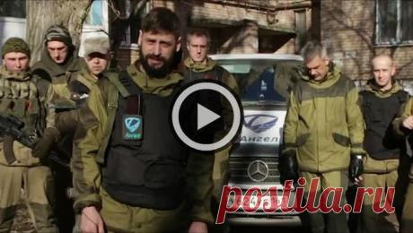 Защитникам Отечества. День этот славный каждый свято чтит. 
В нем налицо все мужества черты. 
Любой мужчина хрупкий мир хранит, 
Служа Отчизне, с доблестью «на ТЫ». 

Не всякий подвиг может совершить, 
Тем более – в потоке мирных дней, 
Но всякий должен Родине служить, 
Болеть душой и сердцем лишь о ней.