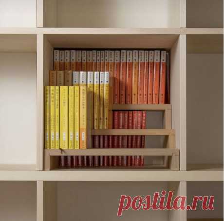 Организация хранения книг на полках. 
 
 
 Способ организовать  библиотеку в квадратных кубиках-сотах стеллажей типа Калакс от Икея (или других глубоких полок) — это небольшие вынимаемые полочки, которые можно расставлять по-разному, ломая тем самым однообразный ритм и увеличивая число видимых корешков книг:
 Читать дальше