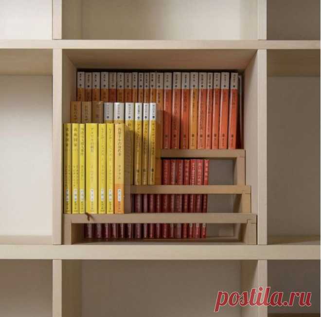 Организация хранения книг на полках. 
 
 
 Способ организовать  библиотеку в квадратных кубиках-сотах стеллажей типа Калакс от Икея (или других глубоких полок) — это небольшие вынимаемые полочки, которые можно расставлять по-разному, ломая тем самым однообразный ритм и увеличивая число видимых корешков книг:
 Читать дальше