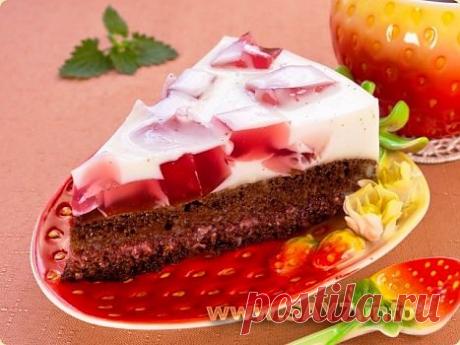 Шоколадный торт с молочно-клубничным желе.