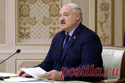 Лукашенко пошутил о погоде в Петербурге. Президент Белоруссии Александр Лукашенко пошутил о холоде в Санкт-Петербурге перед заседанием Высшего Евразийского экономического совета (ВЕЭС). Как уточняется, снимавшие прибытие лидеров на заседание ВЕЭС журналисты увидели лидера республики, который вышел из автомобиля без шапки и в пальто нараспашку.