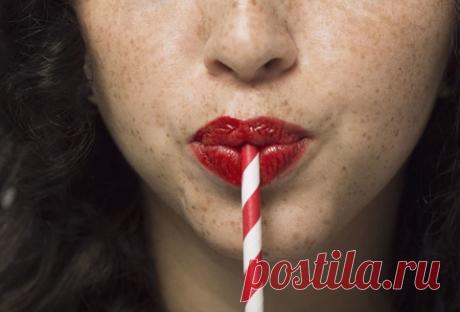 Что будет, если не пить достаточно воды: 6 негативных последствий . Милая Я Наверняка, каждый из нас знает о том, что ежедневно нужно выпивать не менее 1,5 литра воды. Однако теория – это одно, а практика – совсем другое. Поэтому, не углубляясь в суть вопроса, мы часто откладываем подобные рекомендации «на потом», ошибочно полагая, что несоблюдение водного режима сойдет нам с рук. Мы решили еще раз напомнить и разъяснить: почему нужно пить много воды. Итак, какие негативны...