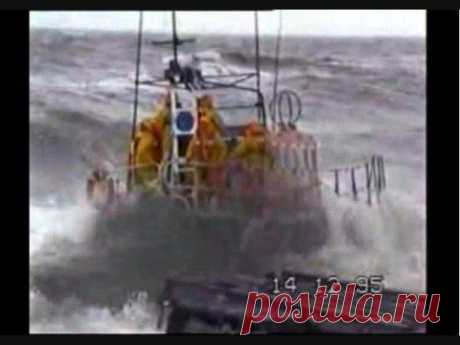 Extreme High Sea's - YouTube