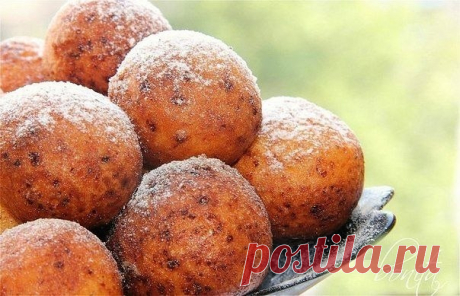Рецептик вкуснющих пончиков!

Для приготовления нам понадобится:

500гр творога;
1.5ст. муки;
1ст. сахара;
3 яйца;
1п ванильного сахара;
1п разрыхлителя;
масло для жарки

Творог растереть с сахаром и добавить яйца.
Затем просеять муку, ванилин и разрыхлитель. Добавить в творожную массу.
В казан наливаем растительное масло и хорошо разогреваем.
Влажными руками берем немного теста и скатываем шарики 3-4 см в диаметре. Бросаем шарики в кипящее масло, жарим пока пончики не всп...