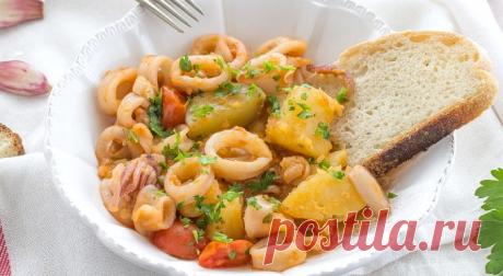 Тушеная картошка с кальмарами и помидорами
Отличный рецепт ароматного тушеного картофеля с кальмарами и помидорами.