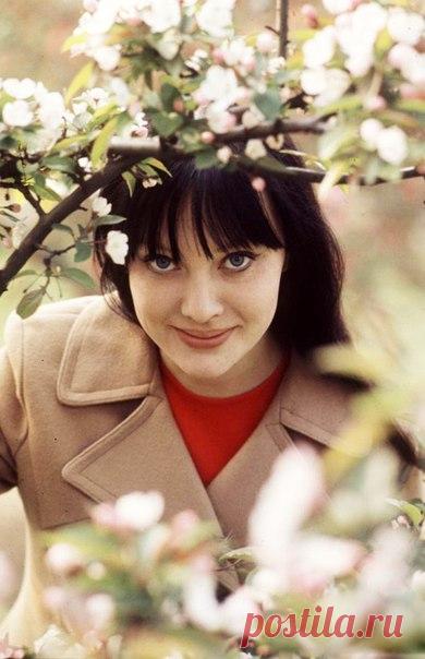 Людмила Савельева  |  Актрисы и Цветы.