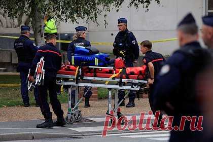 Во Франции задержали еще одного человека с ножом у входа в школу. В коммуне Лимэ департамента Ивлин во Франции был задержан еще один вооруженный ножом мужчина, когда тот вышел из молитвенной комнаты в сторону местной школы. Сообщается, что мужчина был известен полиции своей приверженностью к радикальной идеологии. Об этом сообщает BFMTV.
