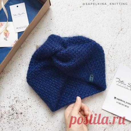 Чалма от https://www.instagram.com/sapelkina_knitting/
⠀
Сегодня хочу рассказать как связать такую чалму - сохраняйте, чтобы не потерять
⠀
Нам потребуется:
пряжа средней толщины (у меня Zegna Baruffa Cashwool (2400м / 100 гр) в 16 нитей + 2 нити Kremke Silky kid (210 м / 25 гр),
подходящие под пряжу спицы (4,5-5,5 мм в зависимости от желаемой плотности).
⠀
Порядок работы:
связать образец и вычислить плотность,
классическим способом набрать количество петель, соответсвующее...