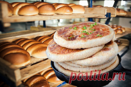 Магазинный хлеб на скамейку запасных! Время кефирных лепешек на сковородке 1:0 в пользу домашней кухни. Гора пышных лепешек по цене батона из магазина &ndash; выгодно и вкусно. Каких-то 15 минут на приготовление и готово! Хоть к борщу, хоть к чаю. Время кефирных лепешек на сковородке, которые готовятся из доступных ингредиентов за считанные минуты. Остается