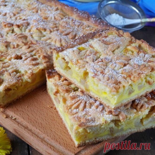 Песочный пирог с яблоками Пироги с фруктами бывают вкусными и очень вкусными. Вот этот песочный пирог с яблоками как раз и есть очень вкусный! И это без преувеличений. Очень нежная основа прекрасно сочетается со сметанной заливкой и начинкой из яблок.